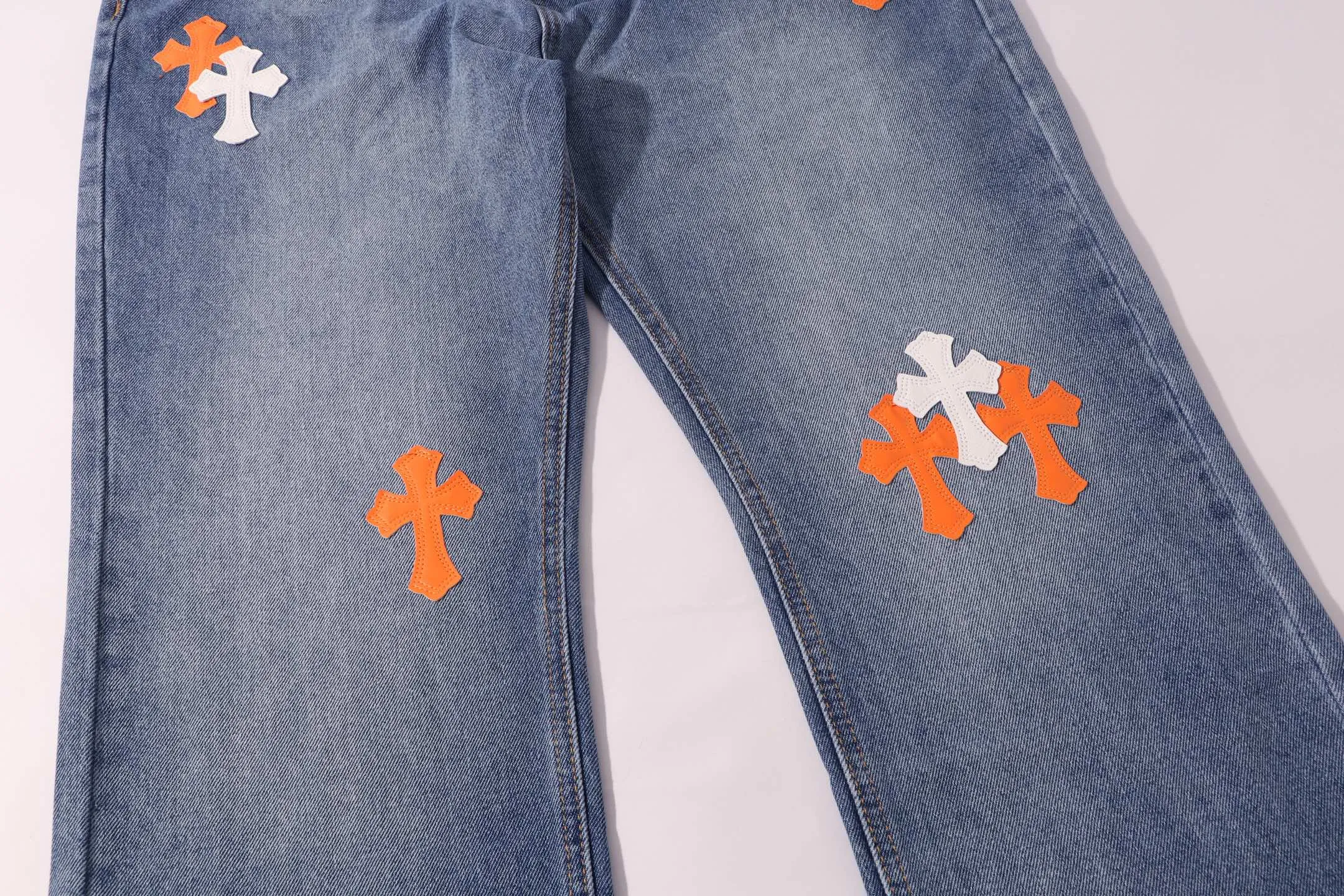P260 Style number: H906 Croxin & 𝐂𝐡𝐫𝐨𝐦𝐞 𝐇𝐞𝐚𝐫𝐭 ss25 blue pants orange skin Sanskrit leather limited edition patchwork jeans. Styles with different washed textures are very friendly to people with thin legs. The slightly flared version perfectly modifies the leg shape. The timeless and moderate length makes it easy to match and match. It is the basis for various styles and is a must-have in your wardrobe! The fabric is stiff but also makes the upper body soft without losing texture. The washing process is even more perfect. It is a must-have item for everyone! ! ! Washed wheat, hang tag, pants label, three labels complete Color: blue Size: 28-30-32-34